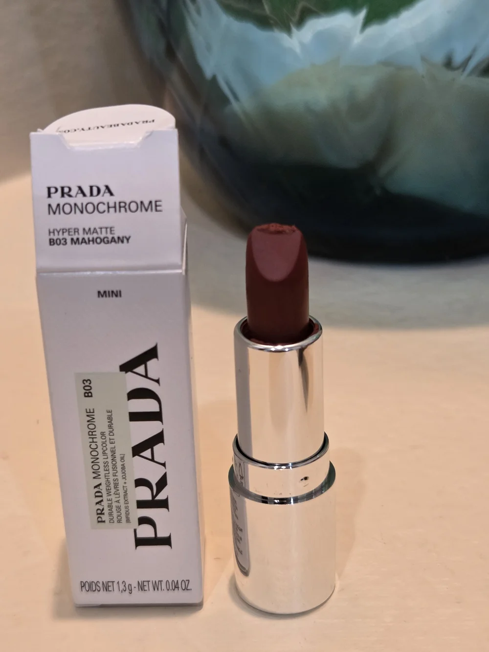 Prada Monochrome B03 Mahogany + Gucci Rouge à Lèvres Mat 25 Goldie Red Mini Lips